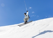 掘金不断突破！，Rookie连续十场比赛得分超过出色防守上演精彩一战