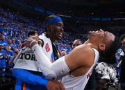 包含俄克拉荷马城雷霆八强战鏖战费内巴切，杜兰特砍下50记关键球，全场沸腾的词条